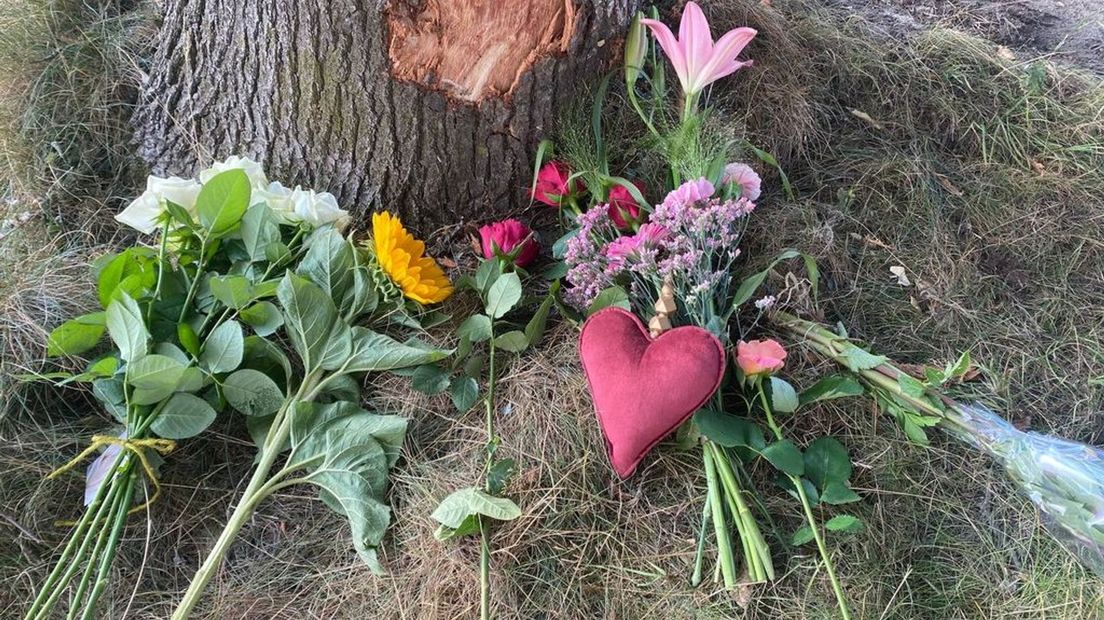 Op de plek van het ongeval zijn bloemen neergelegd.