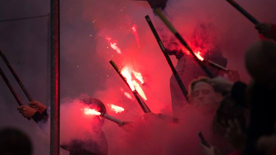 Haagse voetbalderby gestaakt door vuurwerk en voorwerpen op het veld: 'Ik ben heel verdrietig' Nieuws