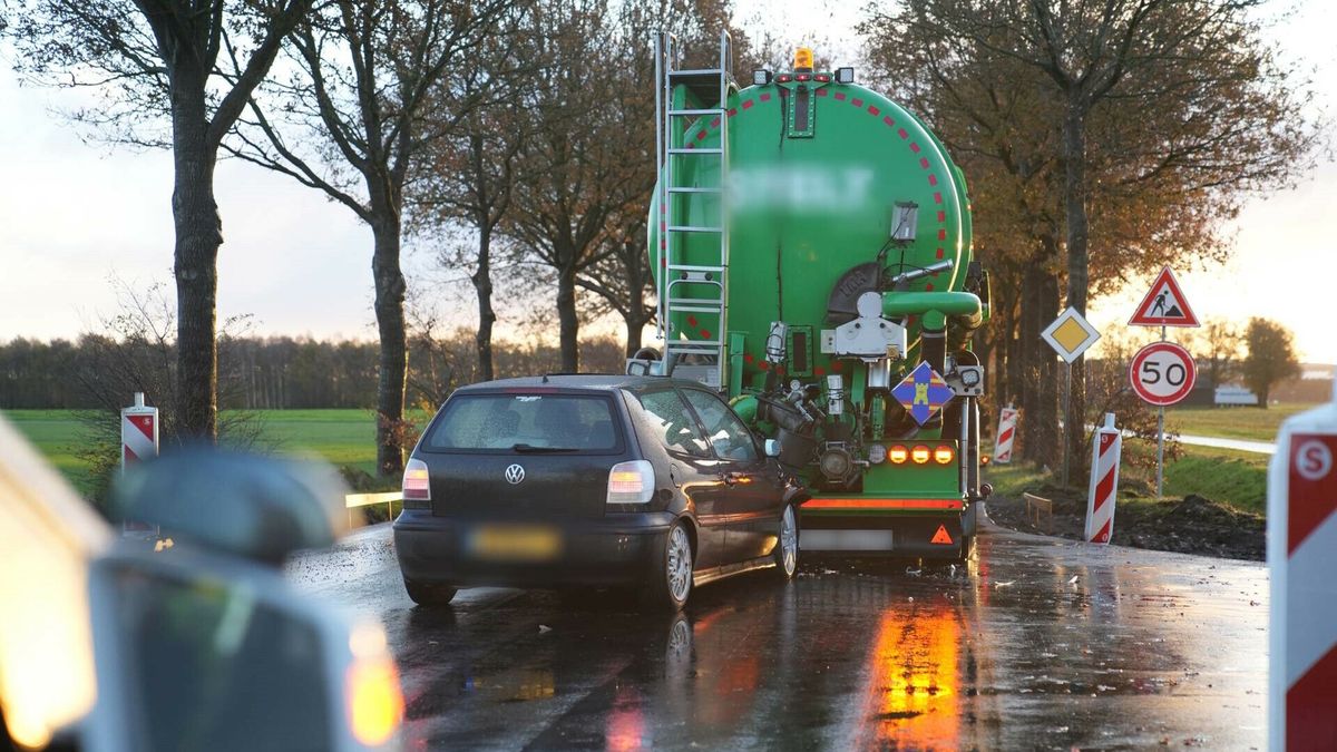 Auto botst achterop vrachtwagen in Spier, bestuurder naar ziekenhuis