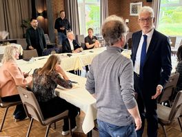 Kamerleden bezoeken gedupeerden aardbeving Eleveld: 'In Den Haag denken ze dat het wel goed komt, maar het is hier een bende'