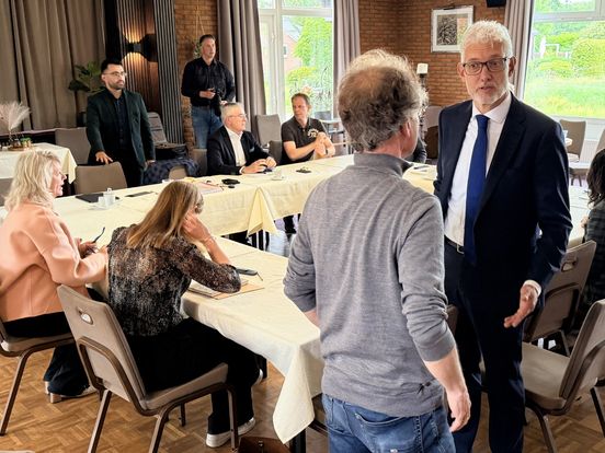 Kamerleden bezoeken gedupeerden aardbeving Eleveld: 'In Den Haag denken ze dat het wel goed komt, maar het is hier een bende'