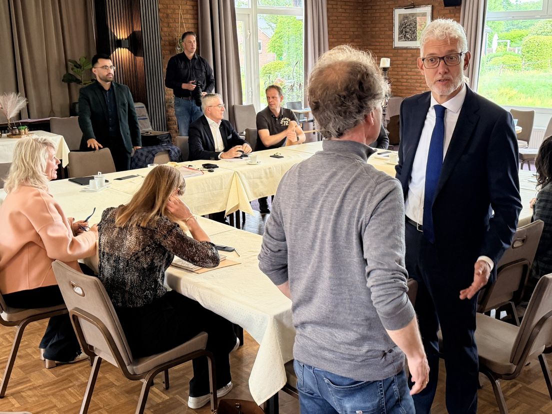 Kamerleden bezoeken gedupeerden aardbeving Eleveld: 'In Den Haag denken ze dat het wel goed komt, maar het is hier een bende'