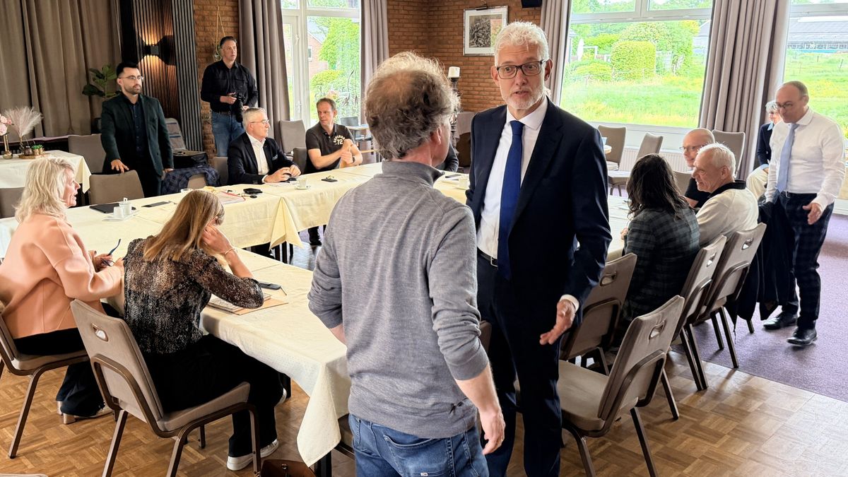 Kamerleden bezoeken gedupeerden aardbeving Eleveld: 'In Den Haag denken ze dat het wel goed komt, ma