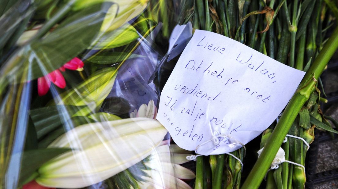 Bloemen en een briefje voor de overleden vrouw in Ter Aar