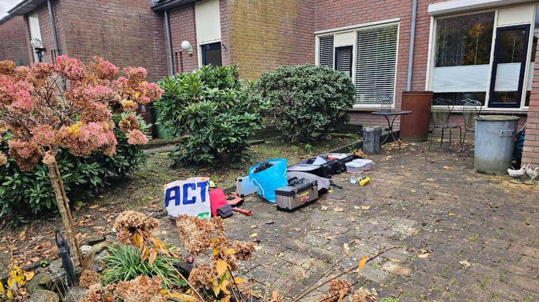De gevonden spullen in de voortuin