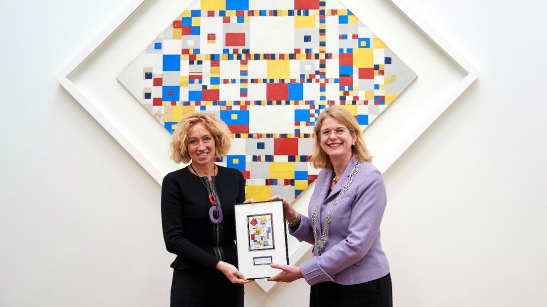 Burgemeester Pauline Krikke ontving het eerste exemplaar van deze serie De Stijl-postzegels uit handen Herna Verhagen van PostNL.