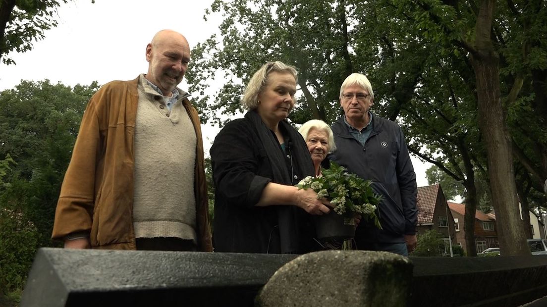 Een koperen plaatje op een bankje op de hoek van de Klinkenbergerweg en de Eikenlaan in Ede. Het is misschien wel het kleinste oorlogsmonument van Gelderland, maar daarom niet minder belangrijk voor de familie De Mildt. Elk jaar rond deze tijd legt de familie bloemen bij het bankje in de hoop mensen te laten nadenken over wat er op die plek tijdens de Airborne luchtlandingen in september 1944 is gebeurd.