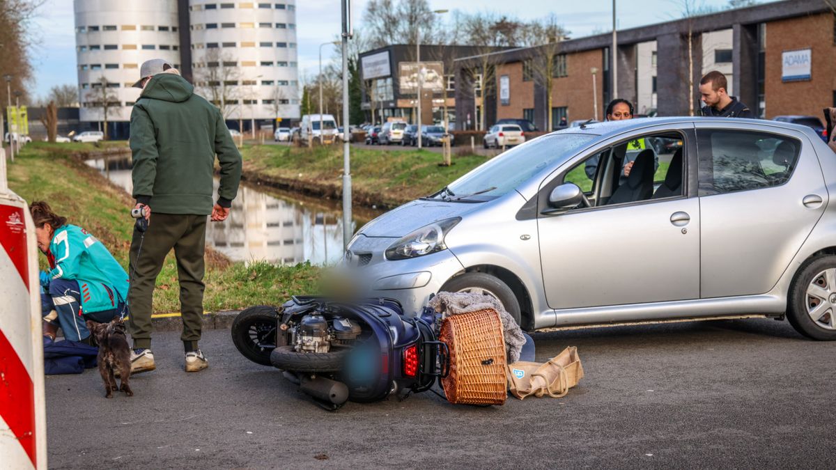 Automobilist rijdt scooter aan in Amersfoort
