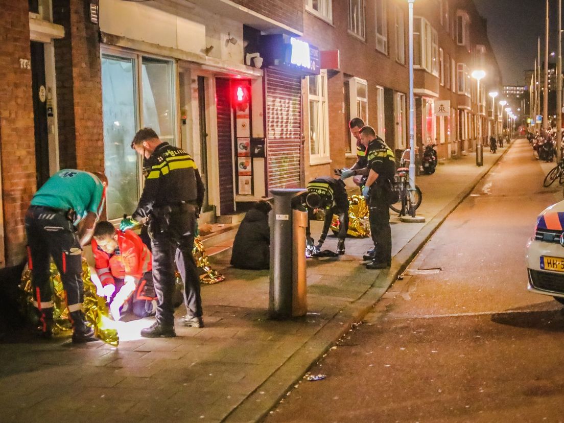Politie doet onderzoek op de Strevelsweg in Rotterdam-Zuid.