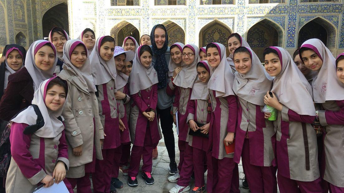 Annelies Hemeltjen samen met Iraanse schoolkinderen (Rechten: Drents Museum)