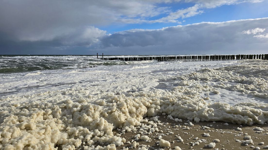 Nog meer zeeschuim bij Oostkapelle