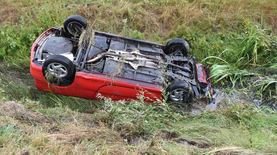 De auto belandde naast de snelweg in de sloot