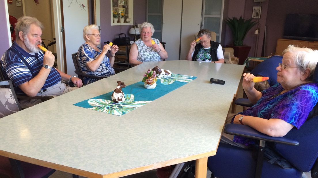 Op deze hete dag zoeken Gelderlanders verkoeling aan strandjes of in fonteinen. Veel kinderen moeten echter nog naar school deze week. Om hun leerlingen tegemoet te komen organiseren veel basisscholen grote watergevechten.