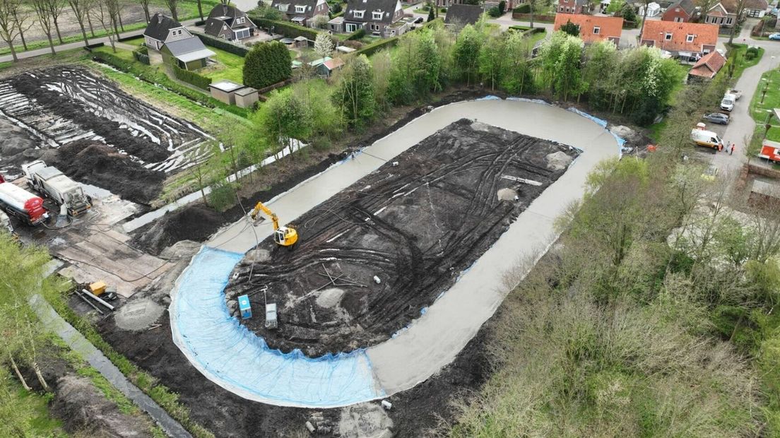 De eerste betonlaag is gestort op de ijs- en skeelerbaan in Drouwenerveen