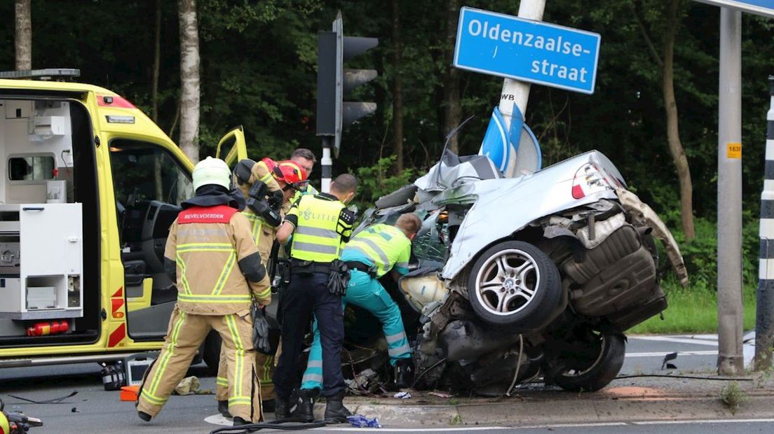 Auto botst op lantaarnpaal in Enschede