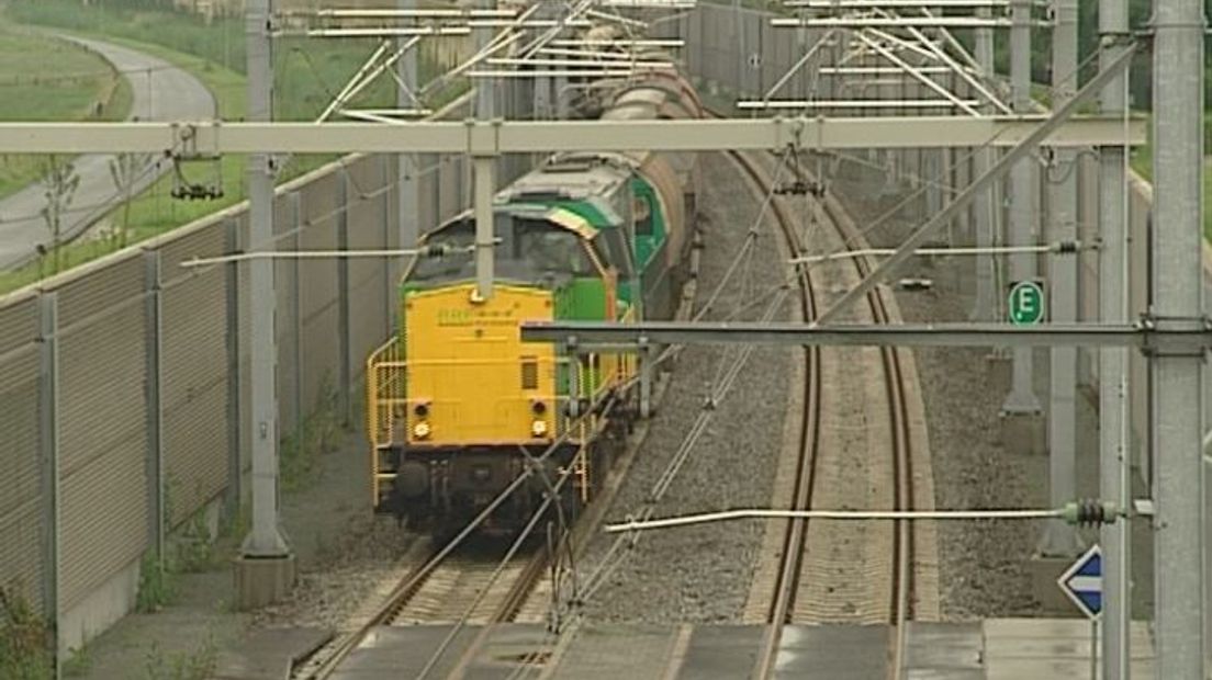 De eerste trein op de Betuweroute.