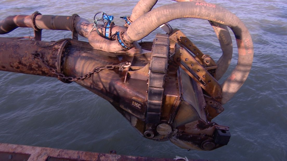 Baggerschip De Elbe baggert vaargeul de Wielingen uit met deze schraper die over de bodem gaat