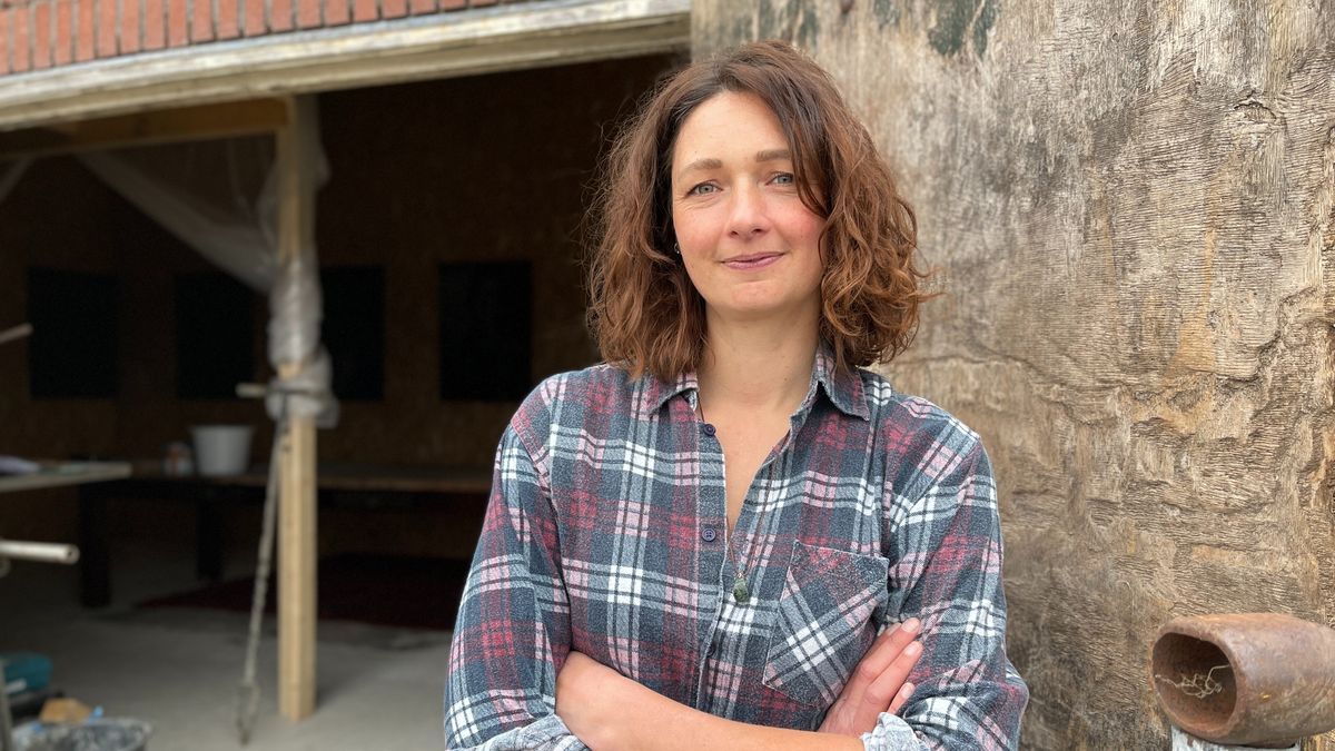 Trudy Oosterhuis maakt kunst van Groninger klei, gras en trekkerolie