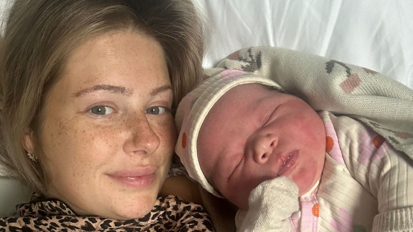 Melissa met haar kersverse dochter Yuna.