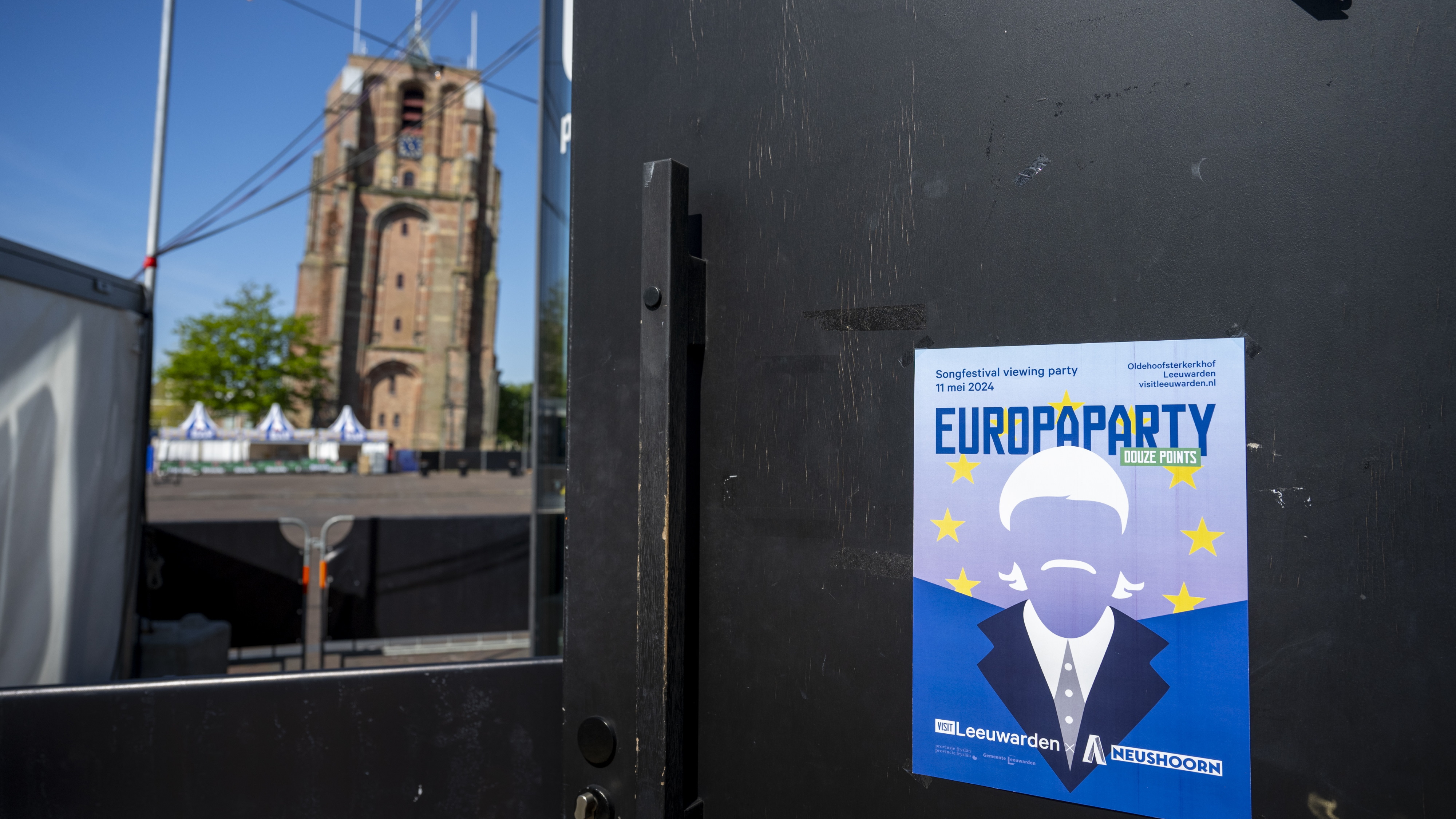 De opbouw op het Oldehoofsterkerkhof voor de Europaparty in Leeuwarden