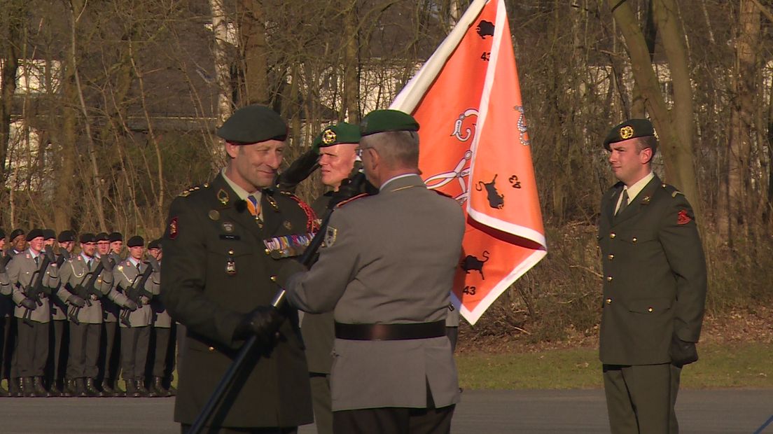 Generaal Mart de Kruif draagt het vaandel van de brigade over aan zijn Duitse collega (Rechten: RTV Drenthe / Jeroen Kelderman)