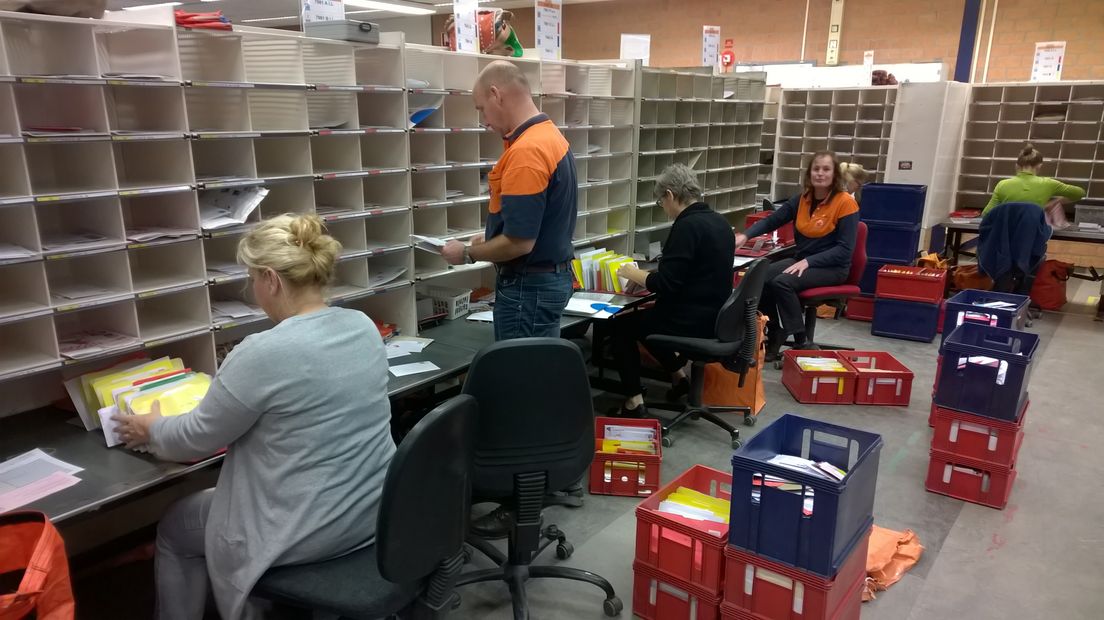 Het sorteren van de post (Rechten: Archief RTV Drenthe/Frits Emmelkamp