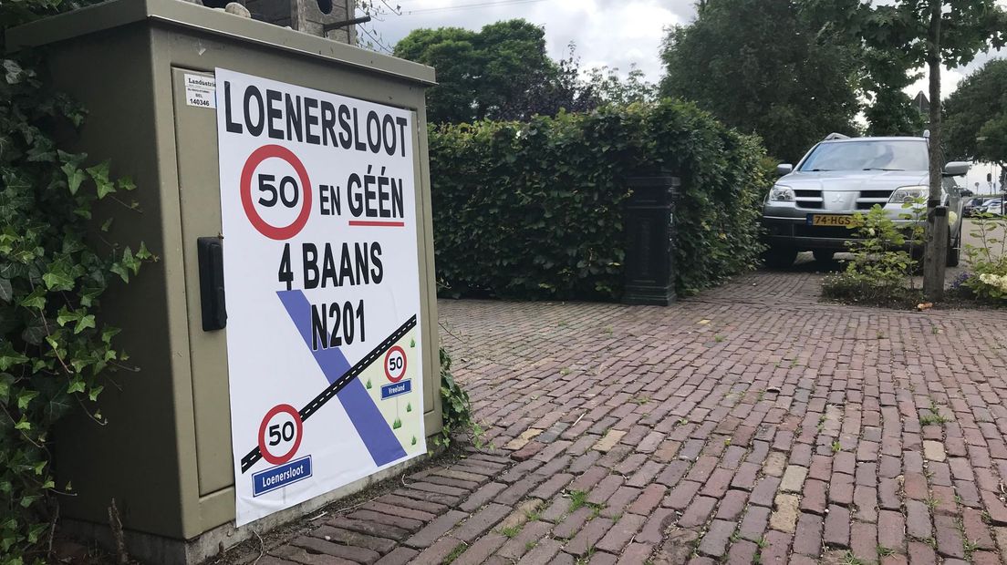 Overal in Loenersloot hangen pamfletten tegen de verbreding van de N201
