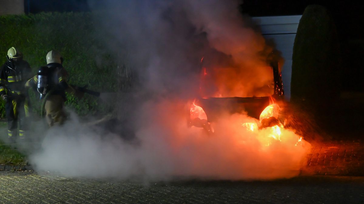 Bestelbus brandt volledig uit in Franeker