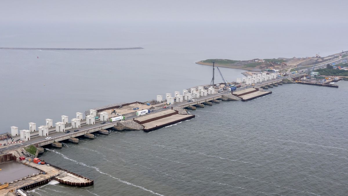 Zout water in IJsselmeer door stroomstoring | Treinen tussen Leeuwarden en Groningen rijden langzame