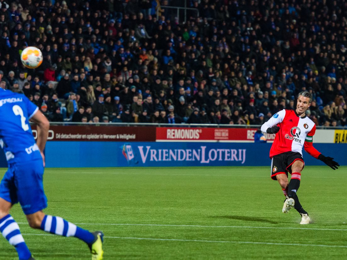 Robin van Persie krult zijn vrije trap binnen tegen PEC Zwolle (Bron: VK Sportphoto - Yannick Verhoeven)