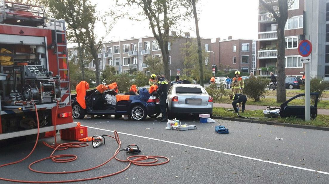 De brandweer moest een betrokkene uit de auto bevrijden.