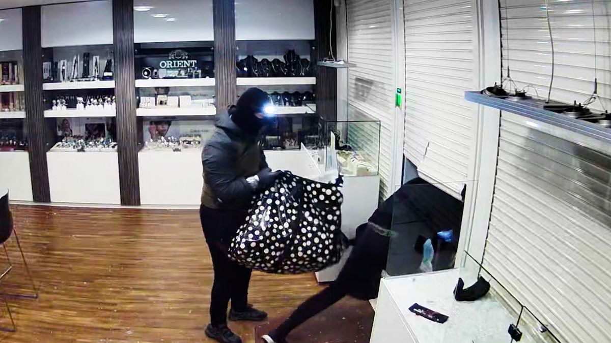 Buurt wakker van enorm lawaai: drie mannen plunderen juwelier in Kesteren