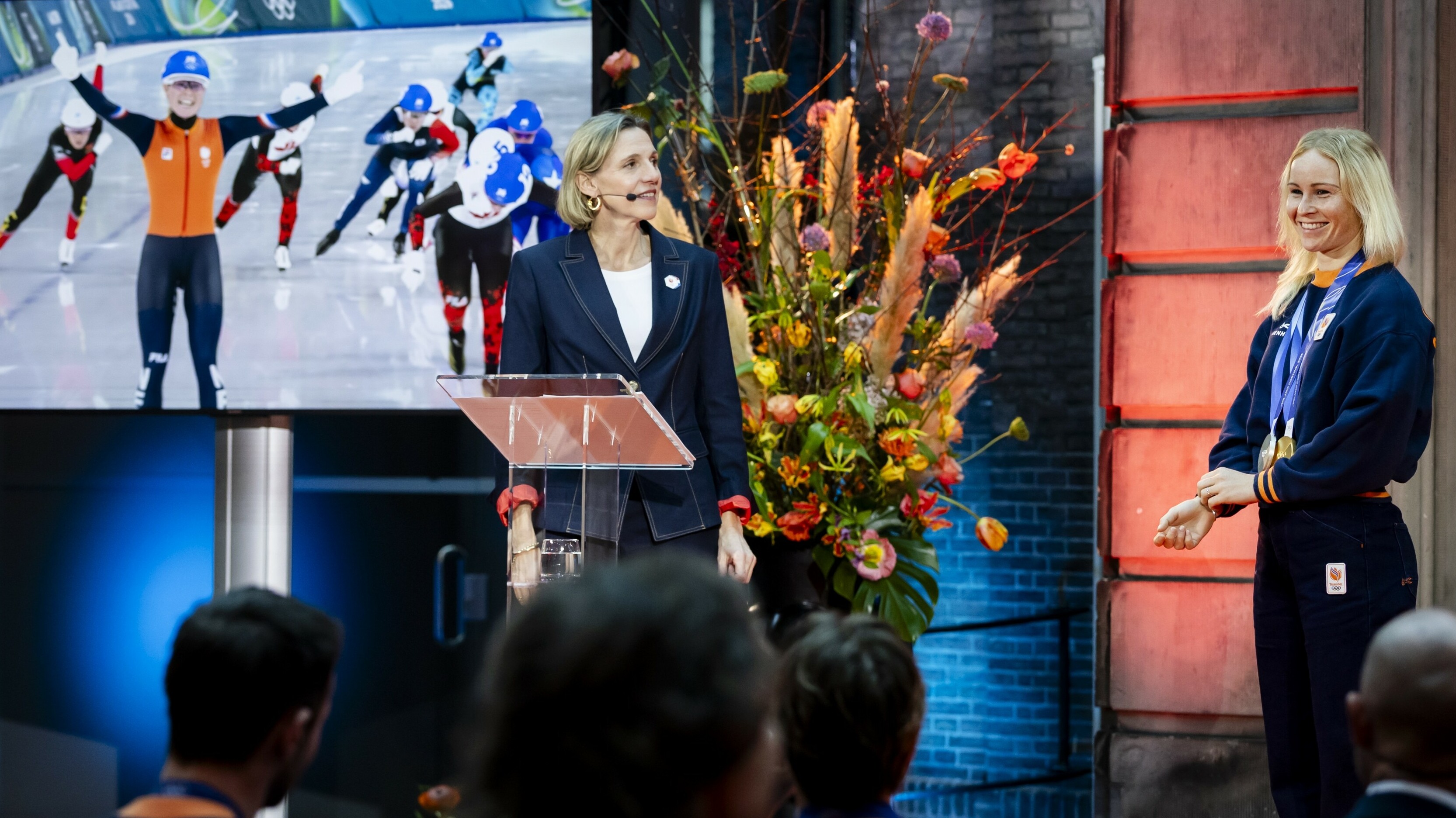 Marijke Groenewoud wurdt tasprutsen troch minister Mirjam Sterk
