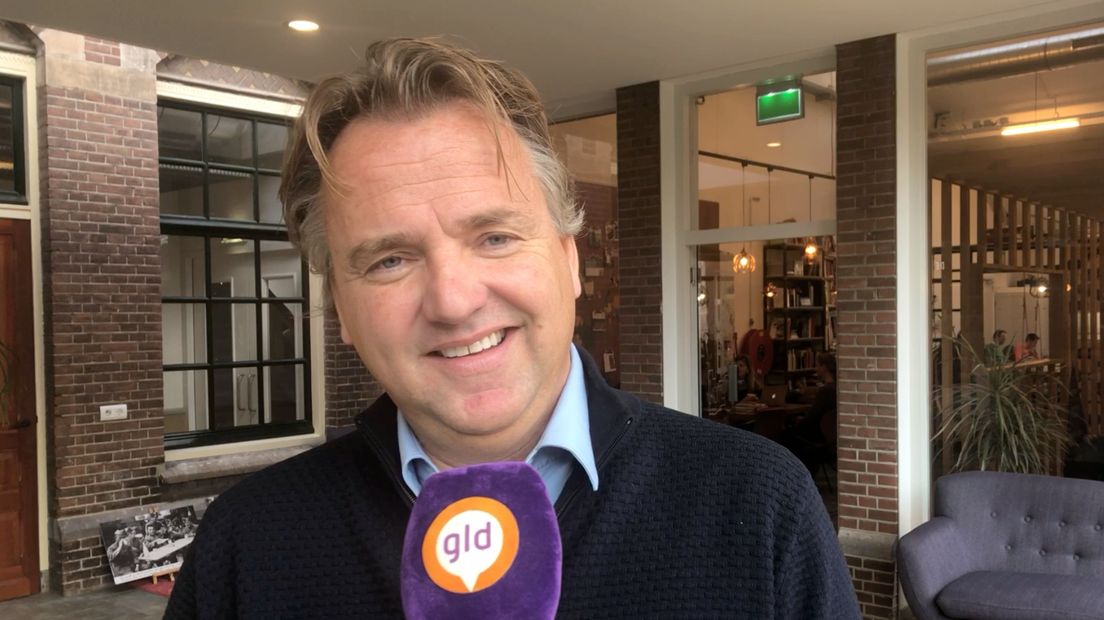 Stichting World Food Center Experience is een feit. Oud-burgemeester Cees van der Knaap en voormalig Heineken Experience-directeur Dirk Lubbers gaan de boel besturen. Voor het nog te bouwen voedselthemapark - waar 54 miljoen euro overheidsgeld in zit - zijn inmiddels twee Nederlandse exploitanten in beeld.