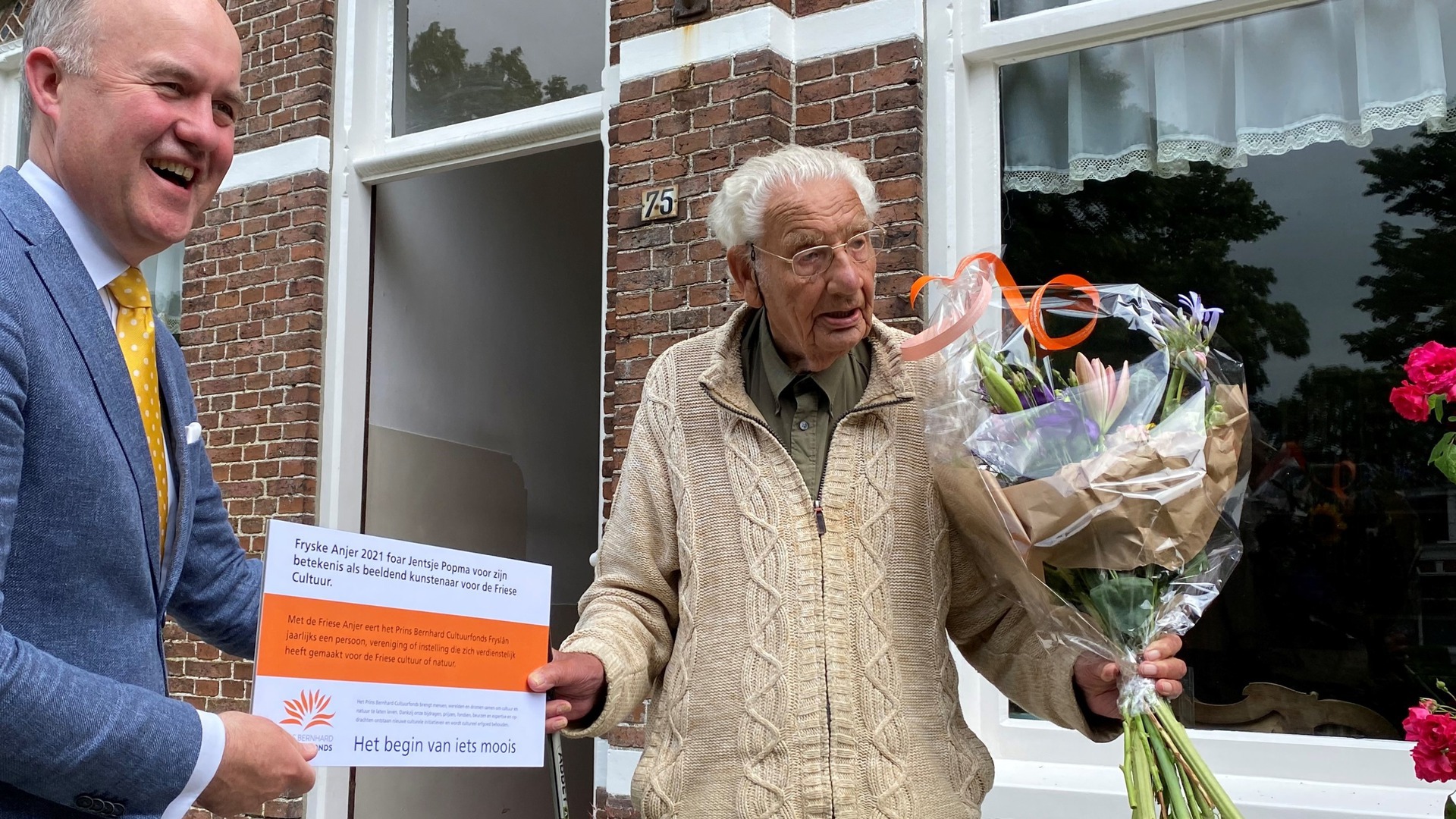 Keunstner Jentsje Popma krijt de Fryske Anjer fan it Prins Bernhard Cultuurfonds Fryslân