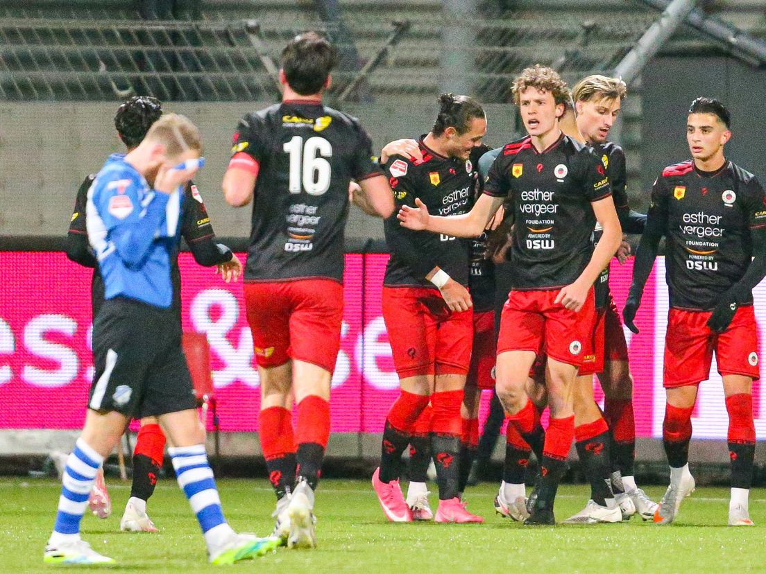Excelsior viert de 1-0, terwijl Jason Bourdouxhe baalt van zijn fout bij FC Eindhoven (Bron: VK Sportphoto - Mischa Keemink)