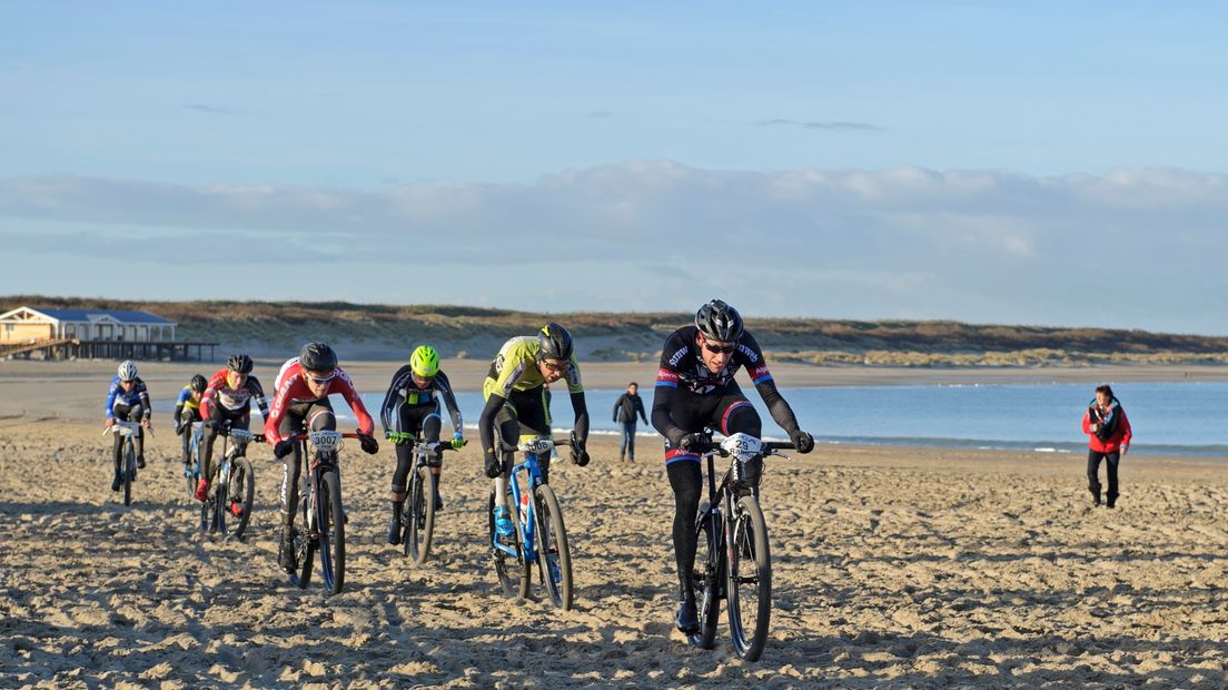 Ramon Sinkeldam leidt de kopgroep in de MTB Beachrace Zeeland in 2016