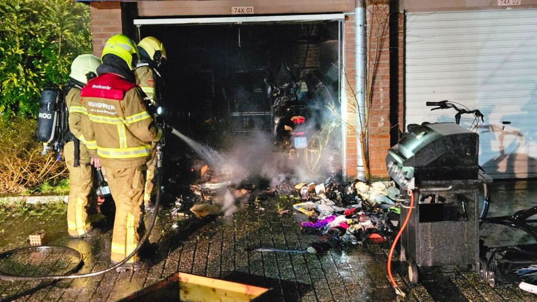 De brandweer blust het vuur in de garagebox in Doetinchem.