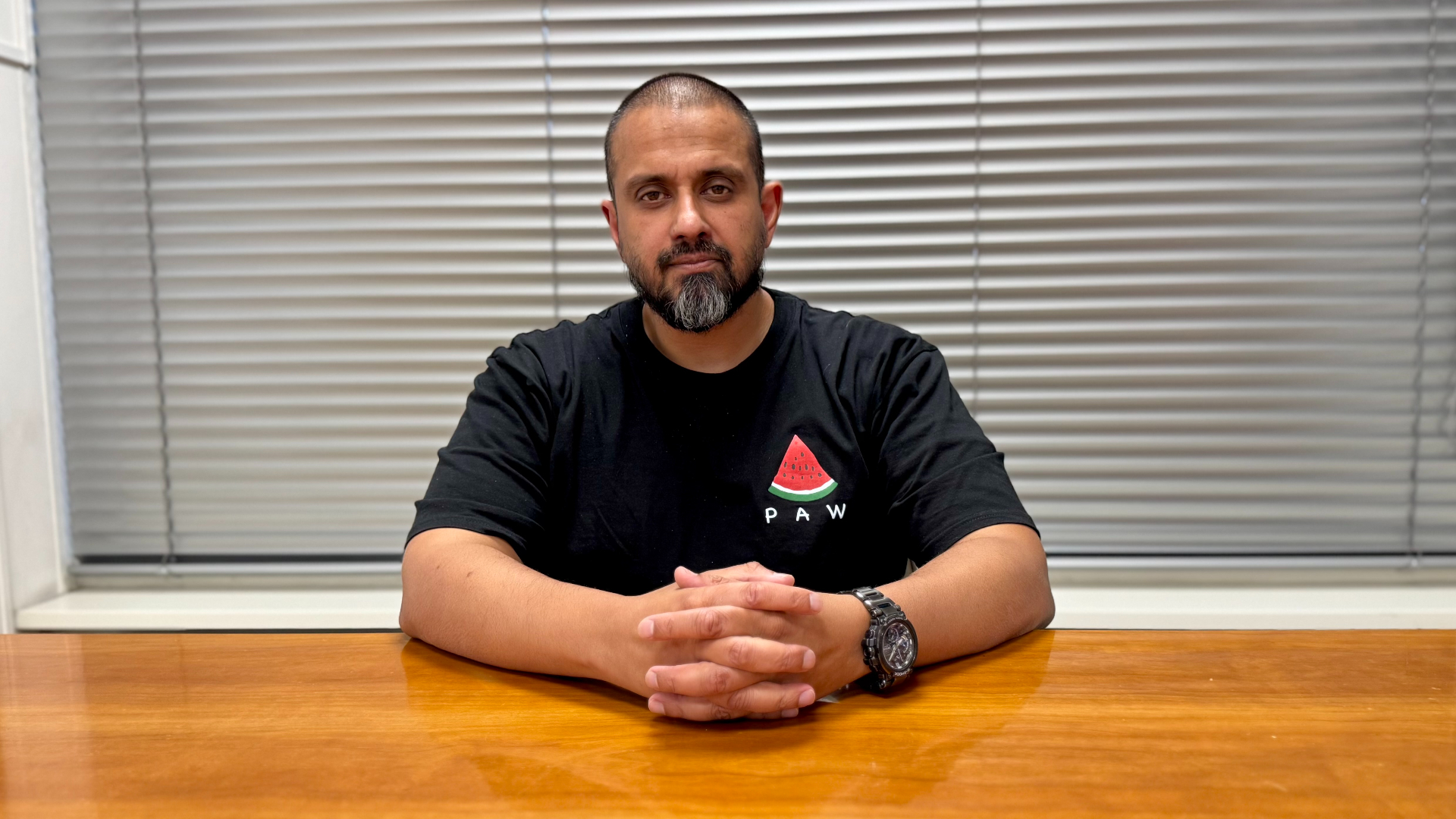 Haroon Raza met de sweater van ordedienst PAW