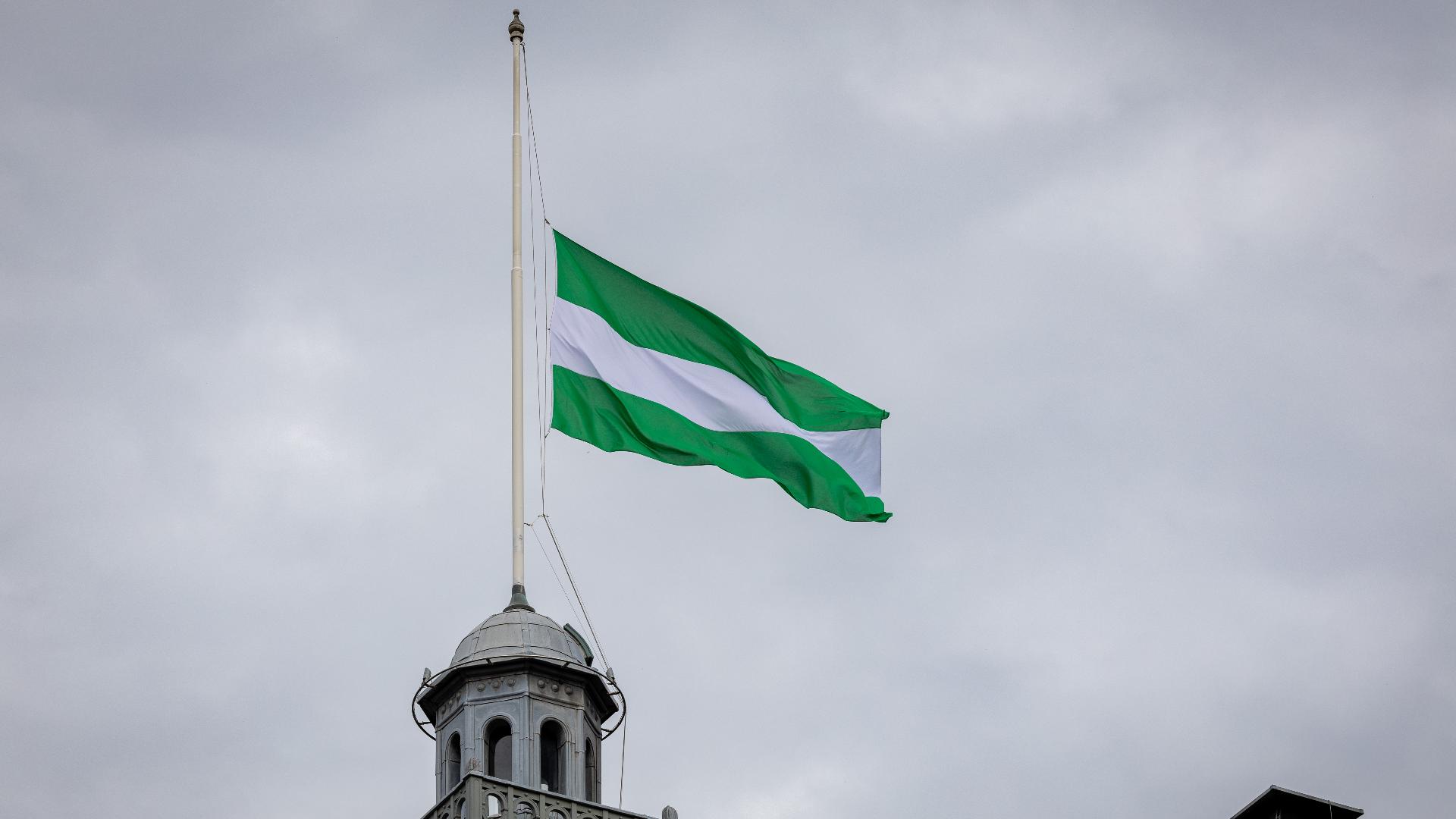 De vlag hangt halfstok op het stadhuis van Rotterdam