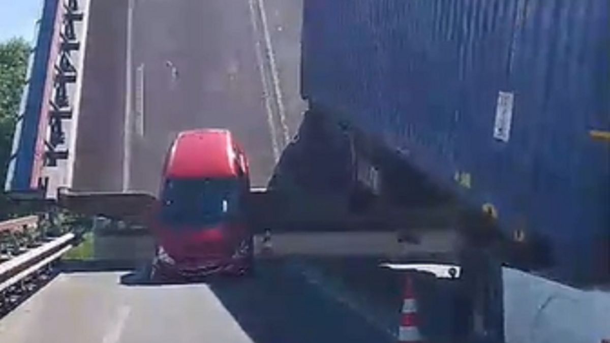 Auto en vrachtwagen opgetild door openstaande brug in Lemmer