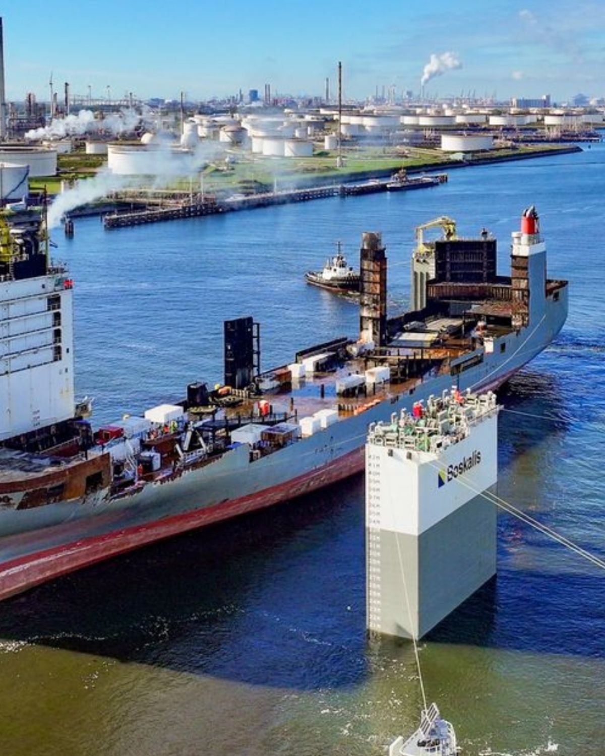 Monsterklus: rampschip Fremantle Highway op ander schip op weg naar China -  RTV Noord