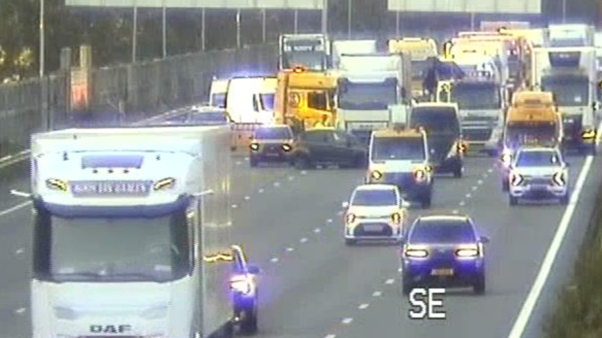 De auto ligt dwars op de A16 na een ongeval met een vrachtwagen