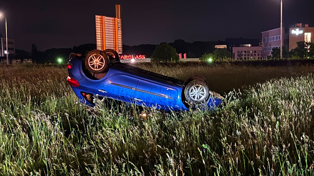 Auto vliegt uit de bocht en belandt op zijn dak in Velden