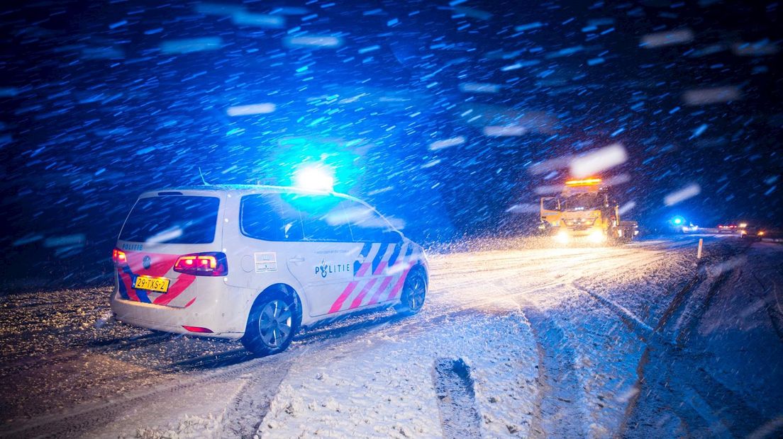Auto glijdt de sloot in