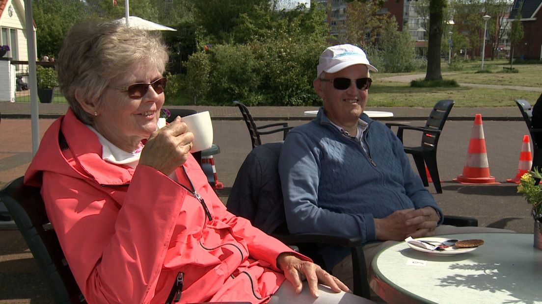 Marry Bos geniet met haar man van een kop koffie