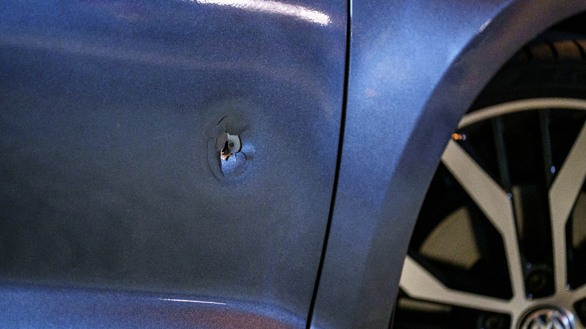 Eén van de kogelgaten in de auto.