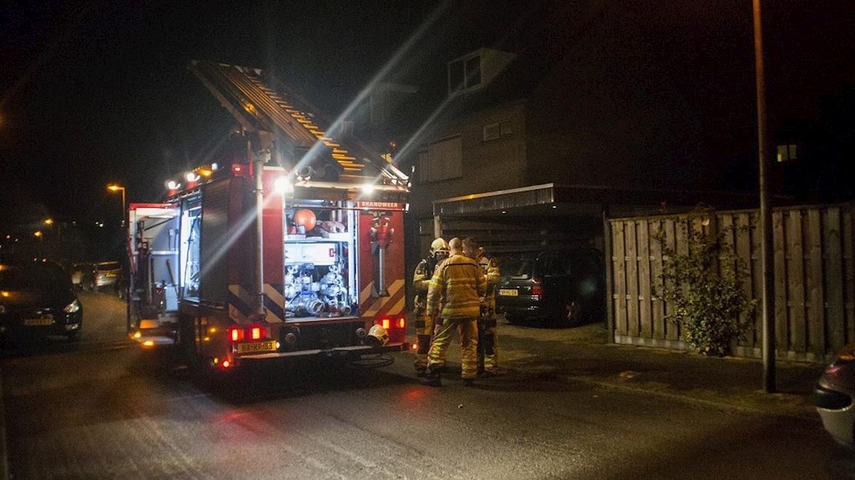 Schuurbrand aan Henriëtte Roland Holststraat in Zwolle snel geblust