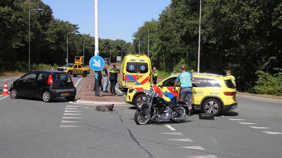 Motorrijder gewond na botsing met auto