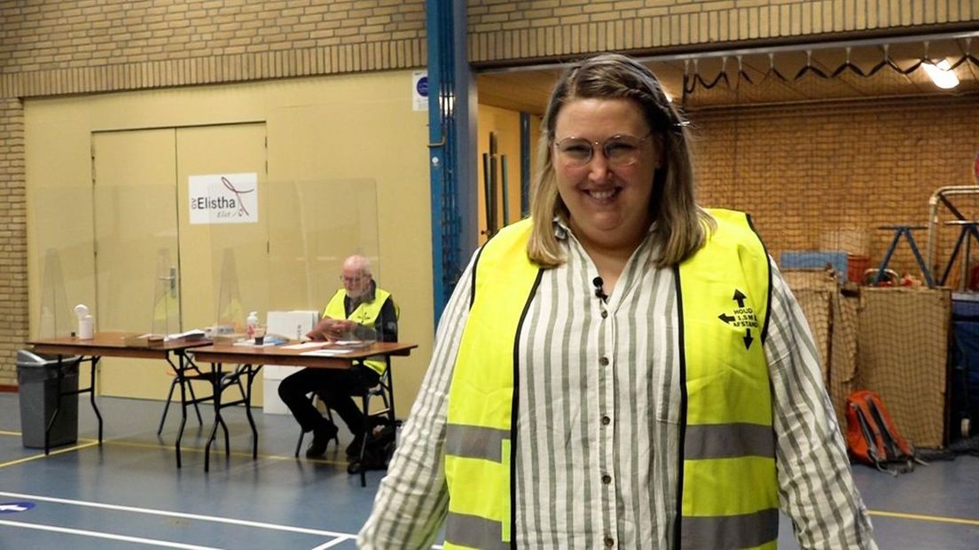 Lieke Derksen heeft een verstandelijke beperking en werkt op een stembureau.